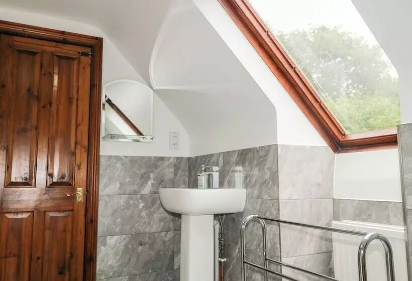 Miswells Cottages   Lake View