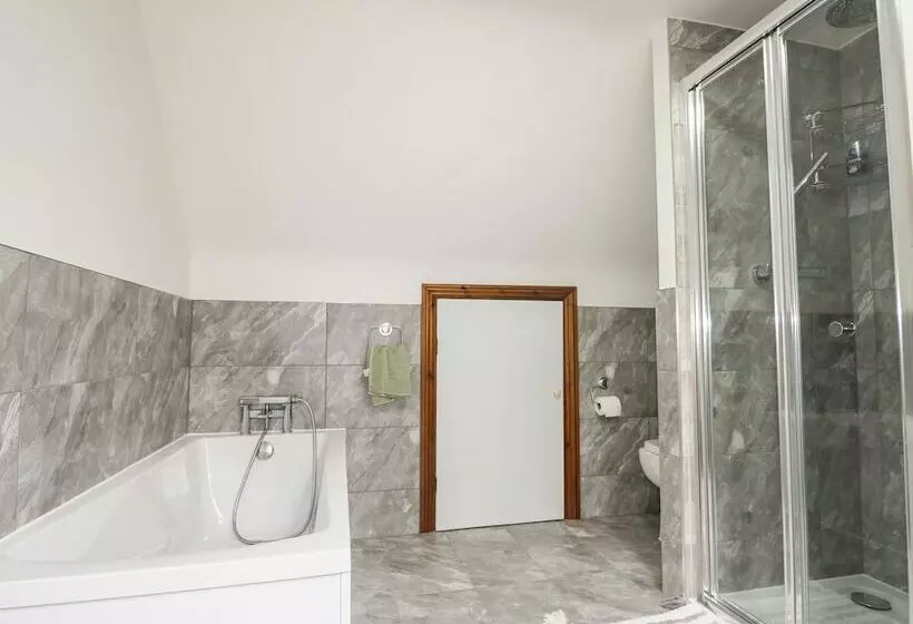 Miswells Cottages   Lake View