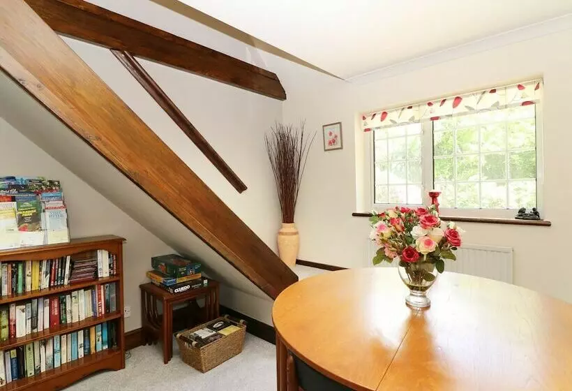 Miswells Cottages   Lake View