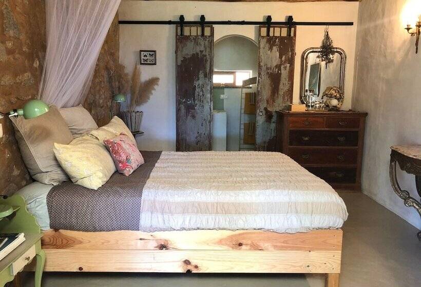 تختخواب و صبحانه Far Out Oasis