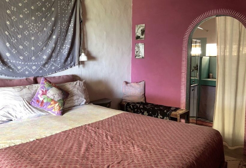 تختخواب و صبحانه Far Out Oasis