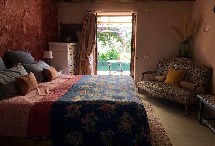 تختخواب و صبحانه Far Out Oasis