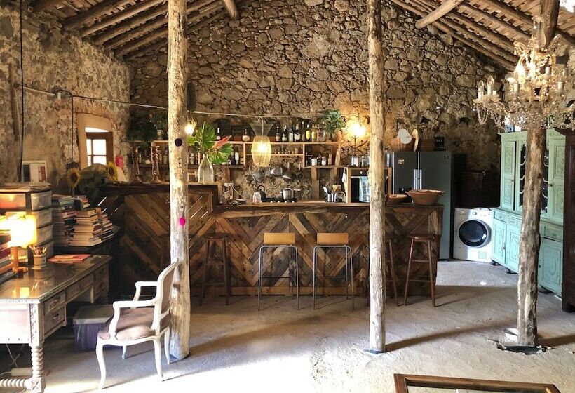 تختخواب و صبحانه Far Out Oasis