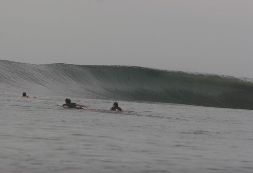 هتل Atlakamani Surfing Resort