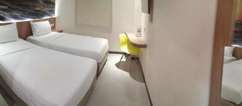 Front One Hotel Airport Solo