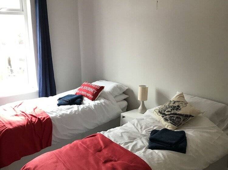 Отель Lowton Lodge