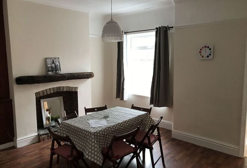 Отель Lowton Lodge