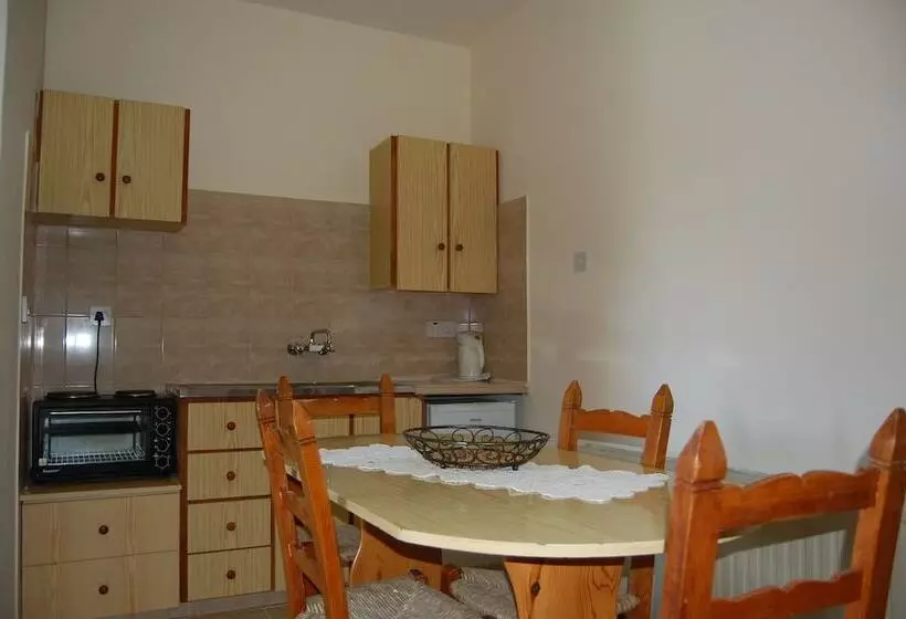 Hotelli Nicos & Olympia Apartments