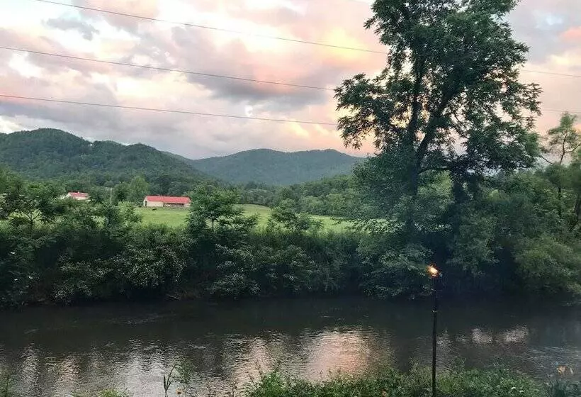 田舎風ホテル Carolina River Ranch