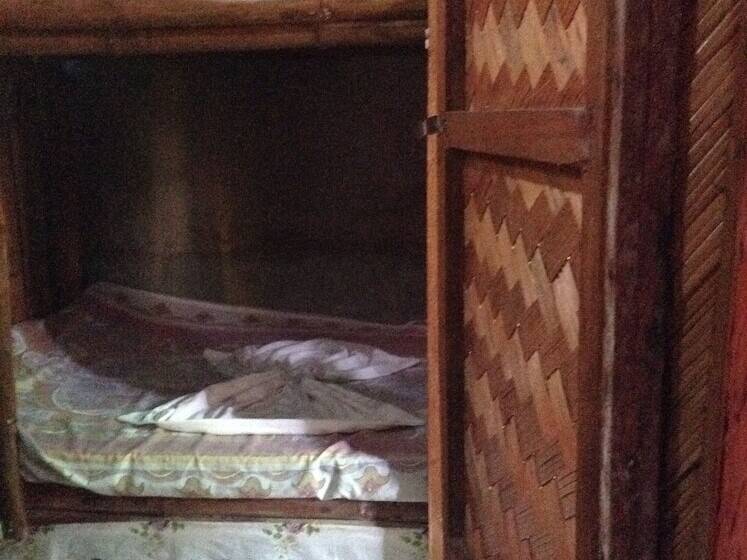 Treasure Isle Guesthouse   Hostel