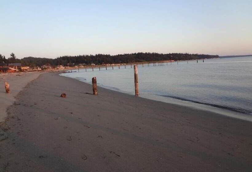 Beachfront Mutiny Bay Cabin