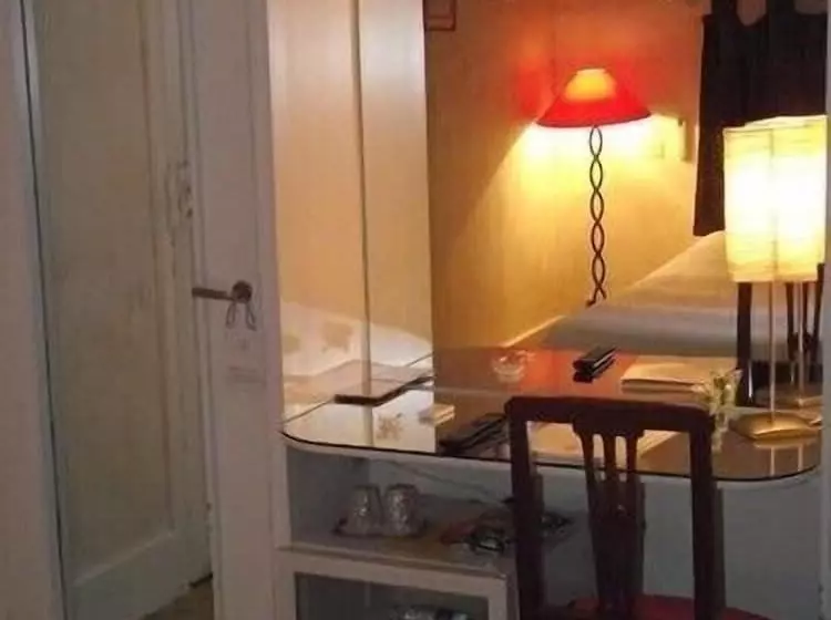 Hotelli Hôtel De Paris Et De La Poste