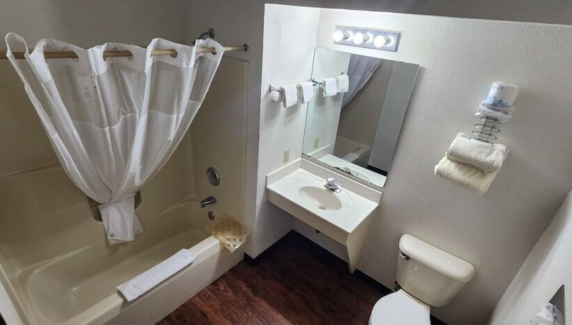 فندق Plymouth Inn