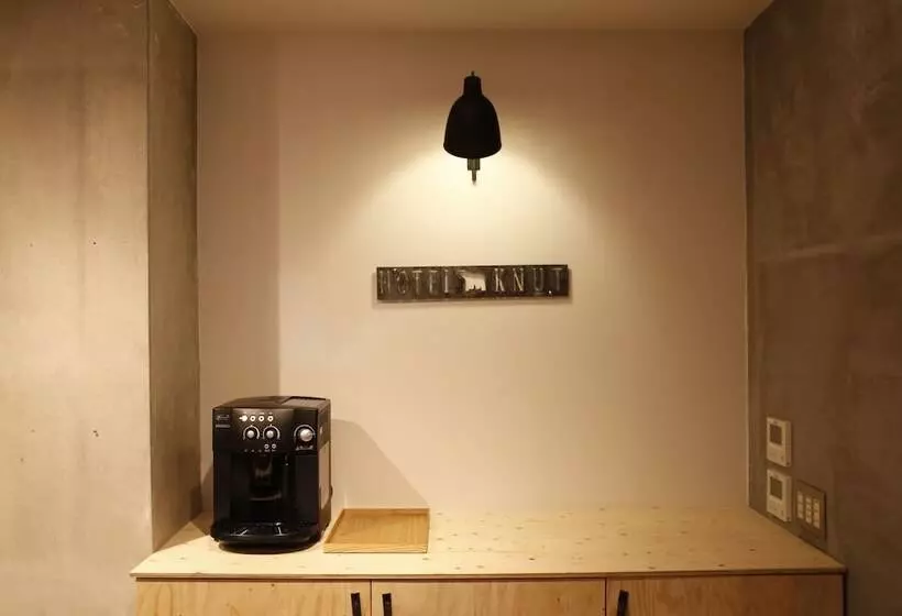 Knut   Hostel
