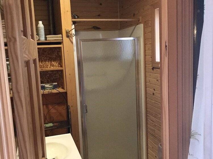 Little Tracks Cabins