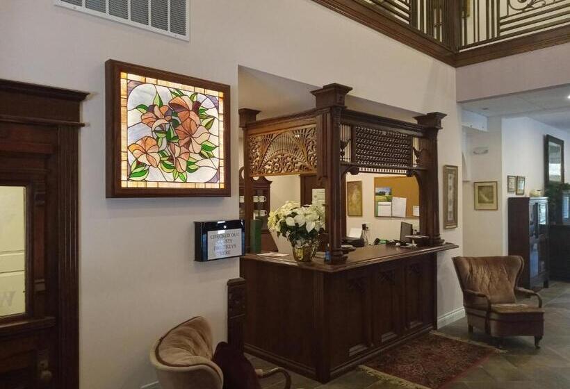 Отель Hearthstone Elegant Lodge