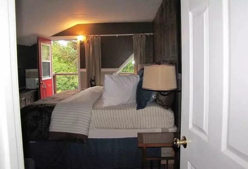 Hotelli White House Inn On The Waterfront