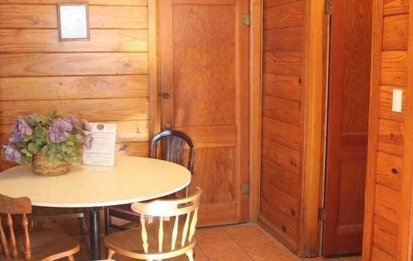 Motelli Aurora's Kentucky Lake Cottages