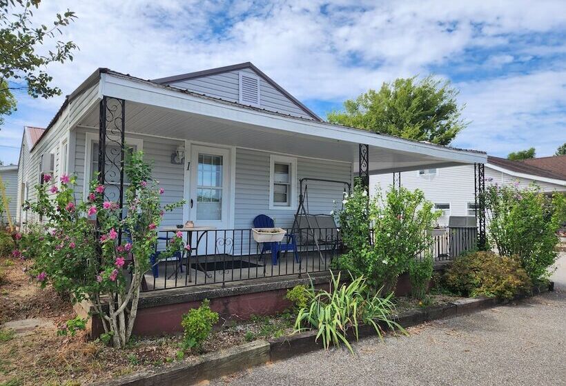 Motelli Aurora's Kentucky Lake Cottages