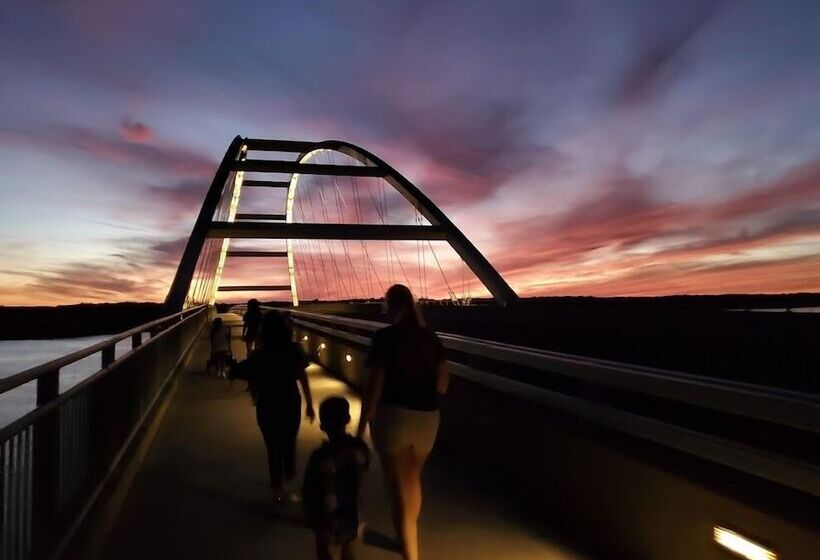 Motelli Aurora's Kentucky Lake Cottages