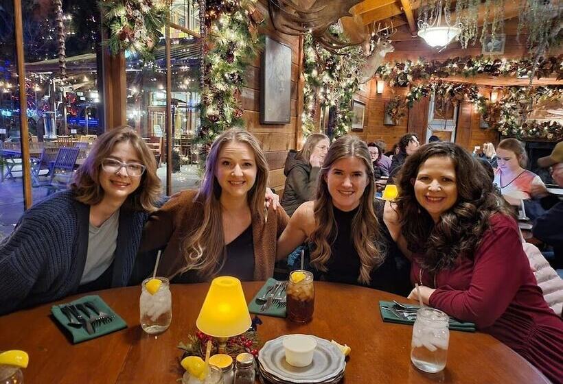 Motelli Aurora's Kentucky Lake Cottages