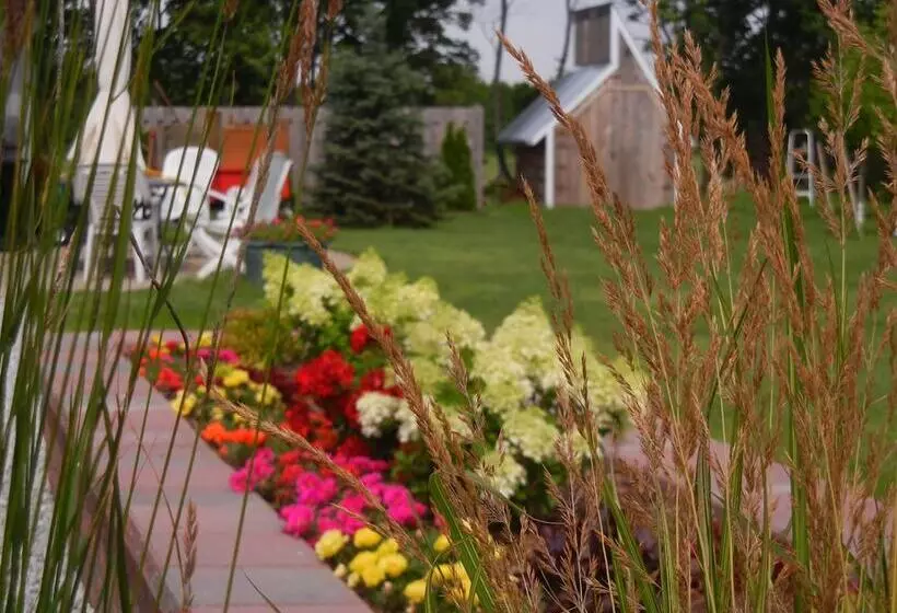 Duck Pond Bed & Breakfast Cottage