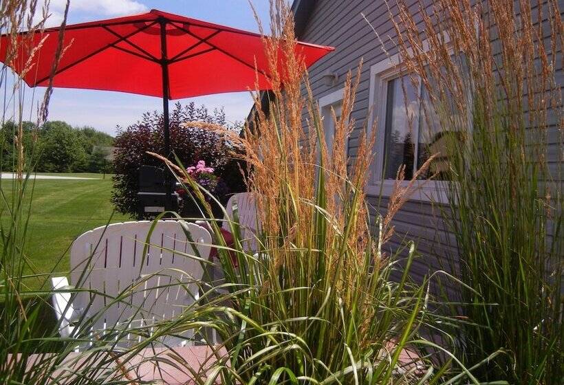 Duck Pond Bed & Breakfast Cottage