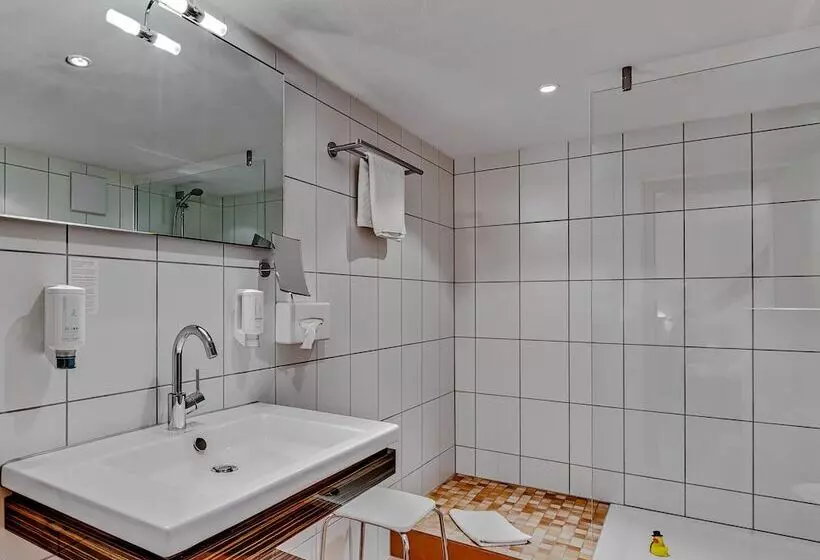 בית מלון כפרי Landhaus Zum Falken