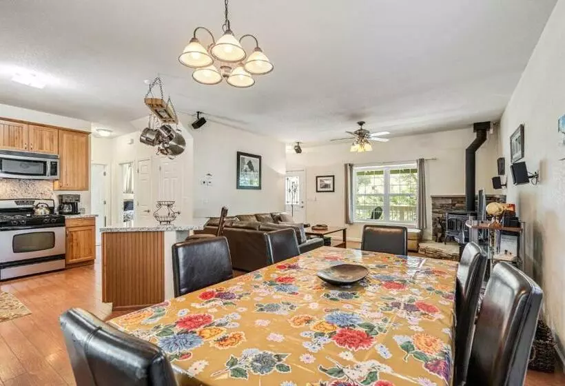 Aubrey S Nest Pet Friendly Cabin