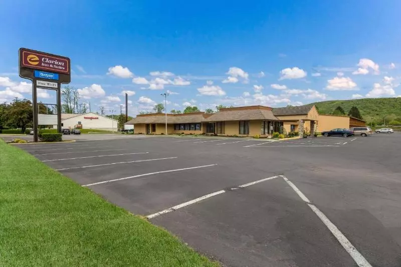 ホテル Clarion Inn & Suites Stroudsburg   Poconos