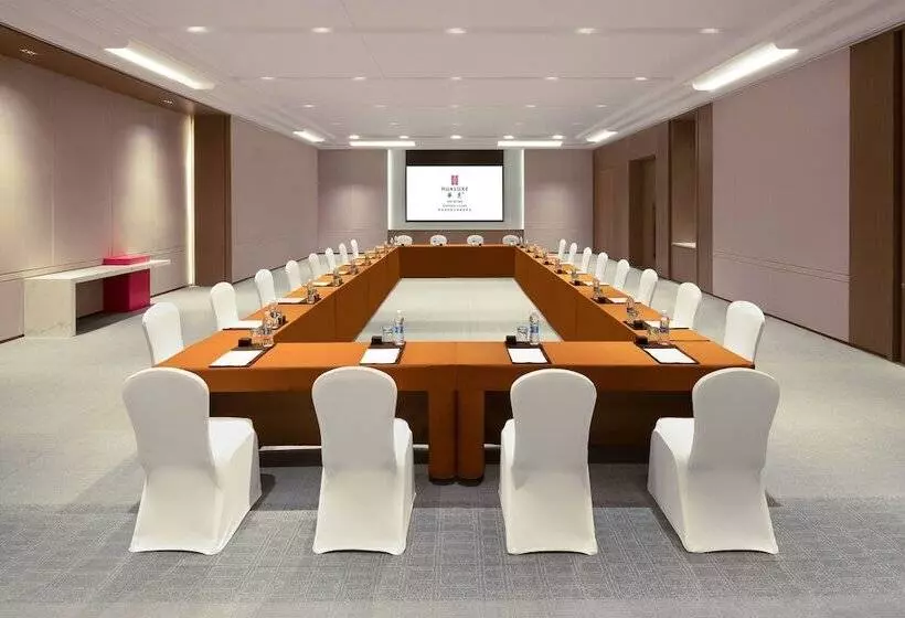 ホテル Hualuxe Qingdao Licang