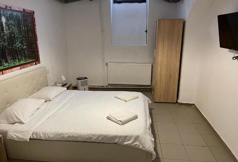 هتل Piata Uniri Cozy Inn