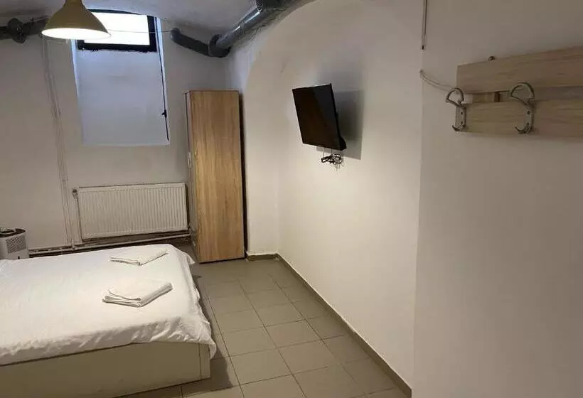 هتل Piata Uniri Cozy Inn