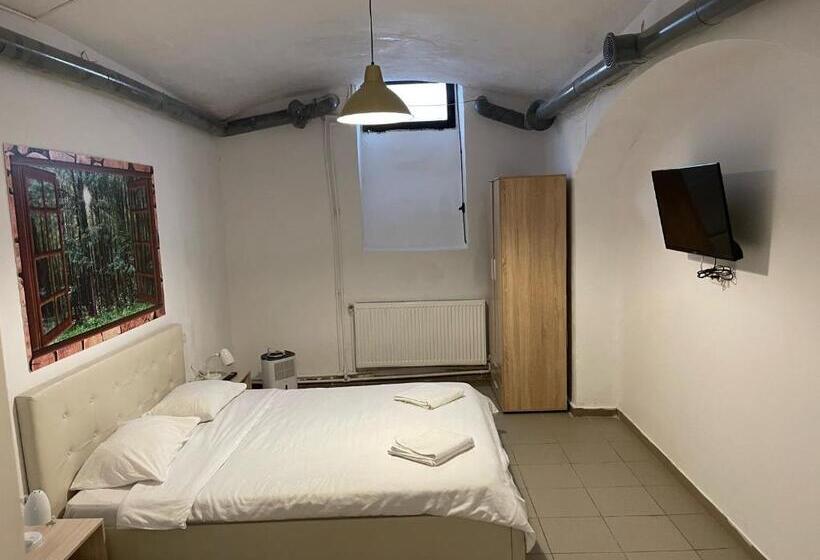 هتل Piata Uniri Cozy Inn