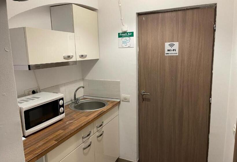 هتل Piata Uniri Cozy Inn