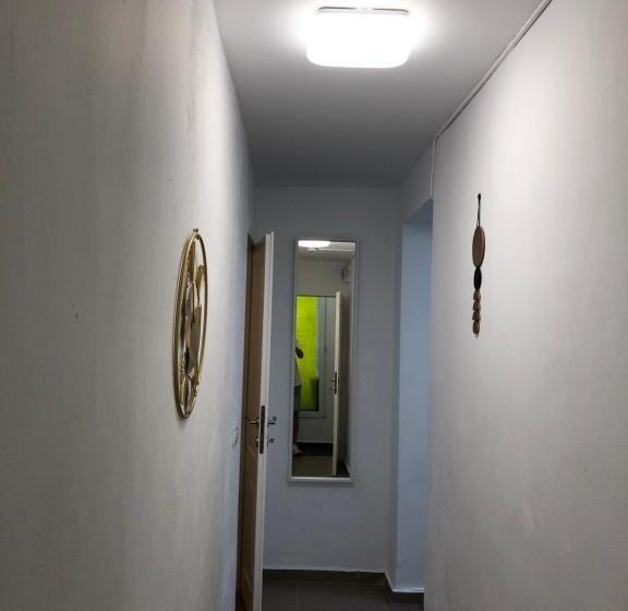 هتل Piata Uniri Cozy Inn