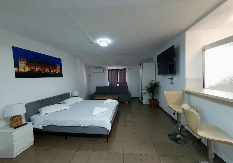 هتل Piata Uniri Cozy Inn