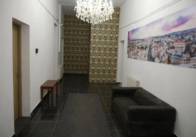 هتل Piata Uniri Cozy Inn