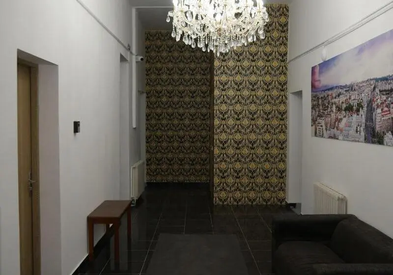 هتل Piata Uniri Cozy Inn