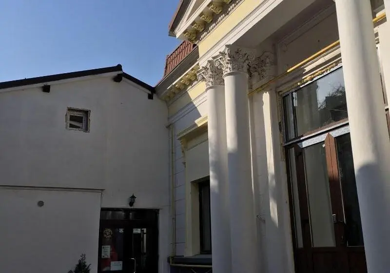 هتل Piata Uniri Cozy Inn