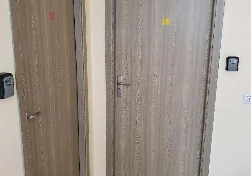 هتل Piata Uniri Cozy Inn