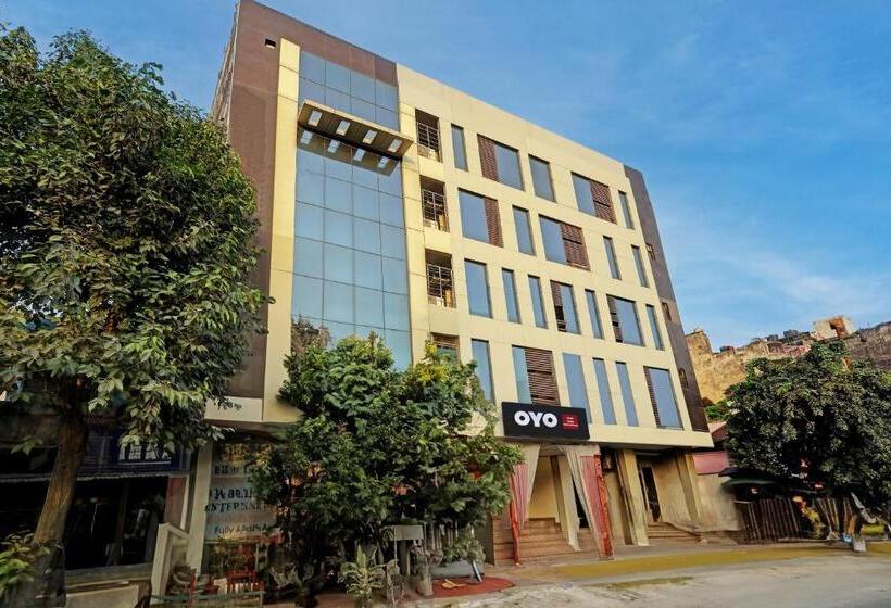 Hotel Collection O Noida Saffron