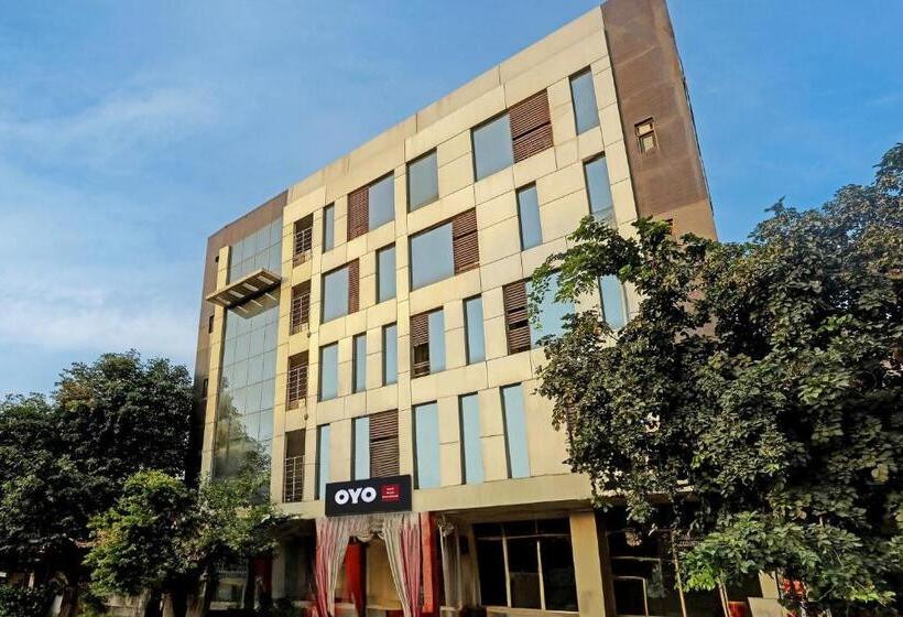 Hotel Collection O Noida Saffron
