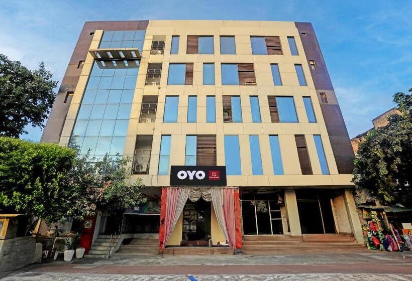 Hotel Collection O Noida Saffron