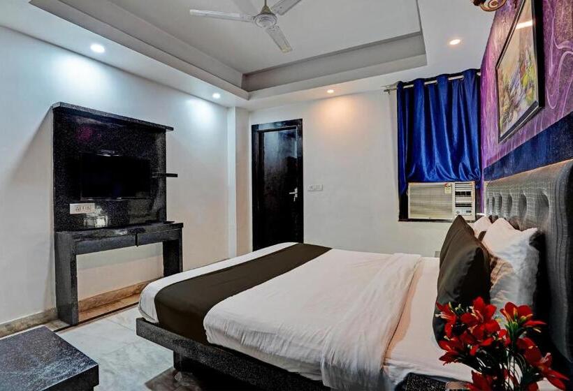 Hotel Collection O Noida Saffron