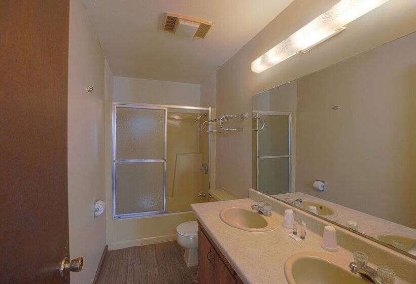 Love Hotels Tomahawk At Lake Mohawksin