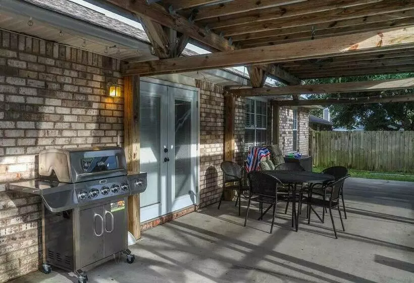 Pool House, Short Drive To Beach, Grill, Smart Tv