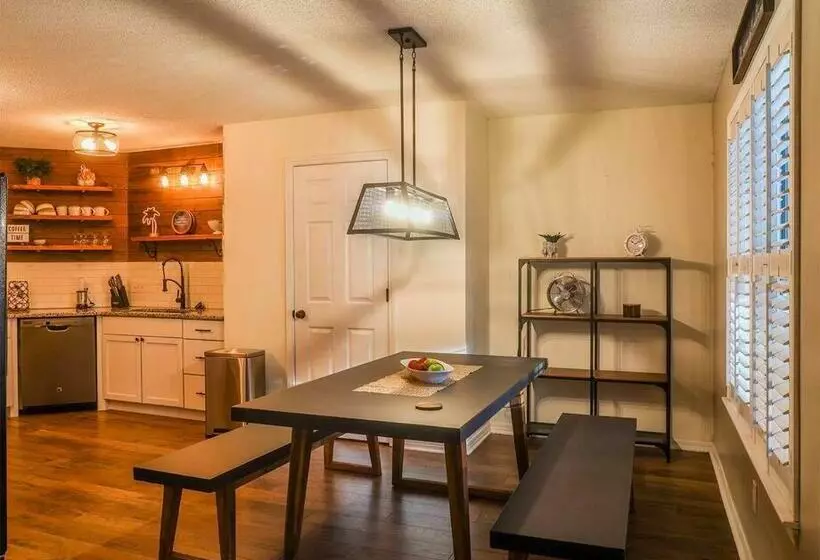 Pool House, Short Drive To Beach, Grill, Smart Tv