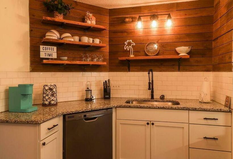 Pool House, Short Drive To Beach, Grill, Smart Tv