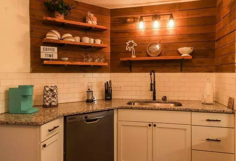 Pool House, Short Drive To Beach, Grill, Smart Tv